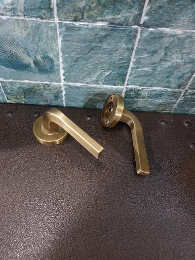 Brass knob Item Code QMR65S size wide 60 mm.H 65 mm.long 120 mm. Thick 10 mm. leg 19x19 mm.